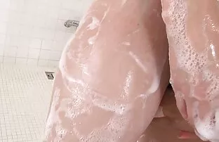 XXX یک زن جوان ناامید با یک خیار از پیشخوان در یک مغازه با دامن بلند شده خودارضایی می کند و آن مرد عکس دخترهای سکسی به دنبال عکس می رود