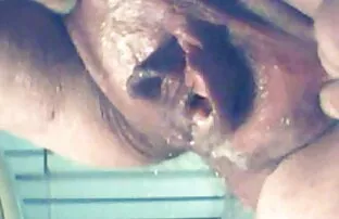 XXX Anoreksichka سینه های خود را در شلوار زرد می لغزد و او را در یک دهانشویه از هاله می گیرد ، سپس در بالای فلفل ها صعود می کند عکس دختر ان سکسی